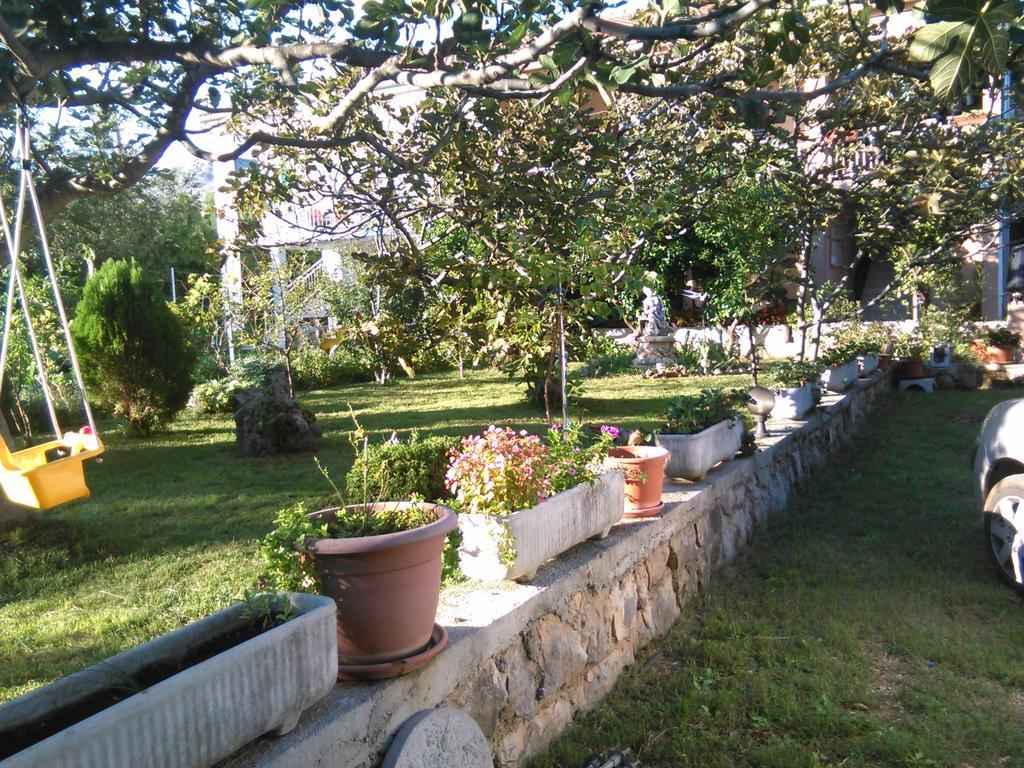 Apartments Lana Starigrad Paklenica Bagian luar foto