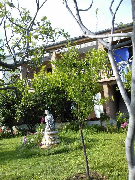 Apartments Lana Starigrad Paklenica Ruang foto