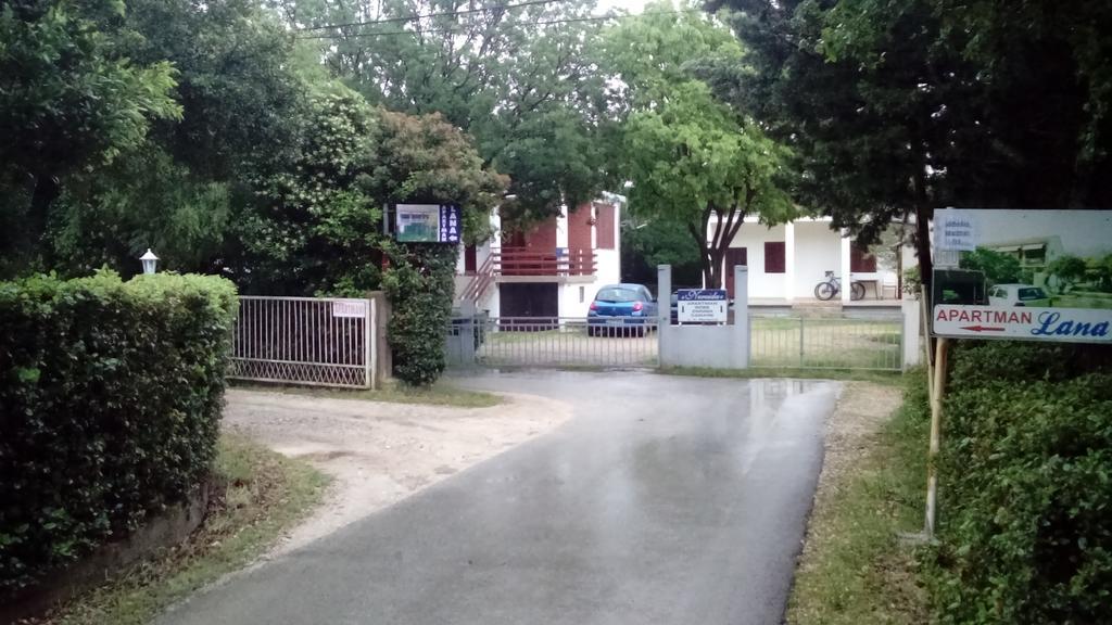 Apartments Lana Starigrad Paklenica Bagian luar foto